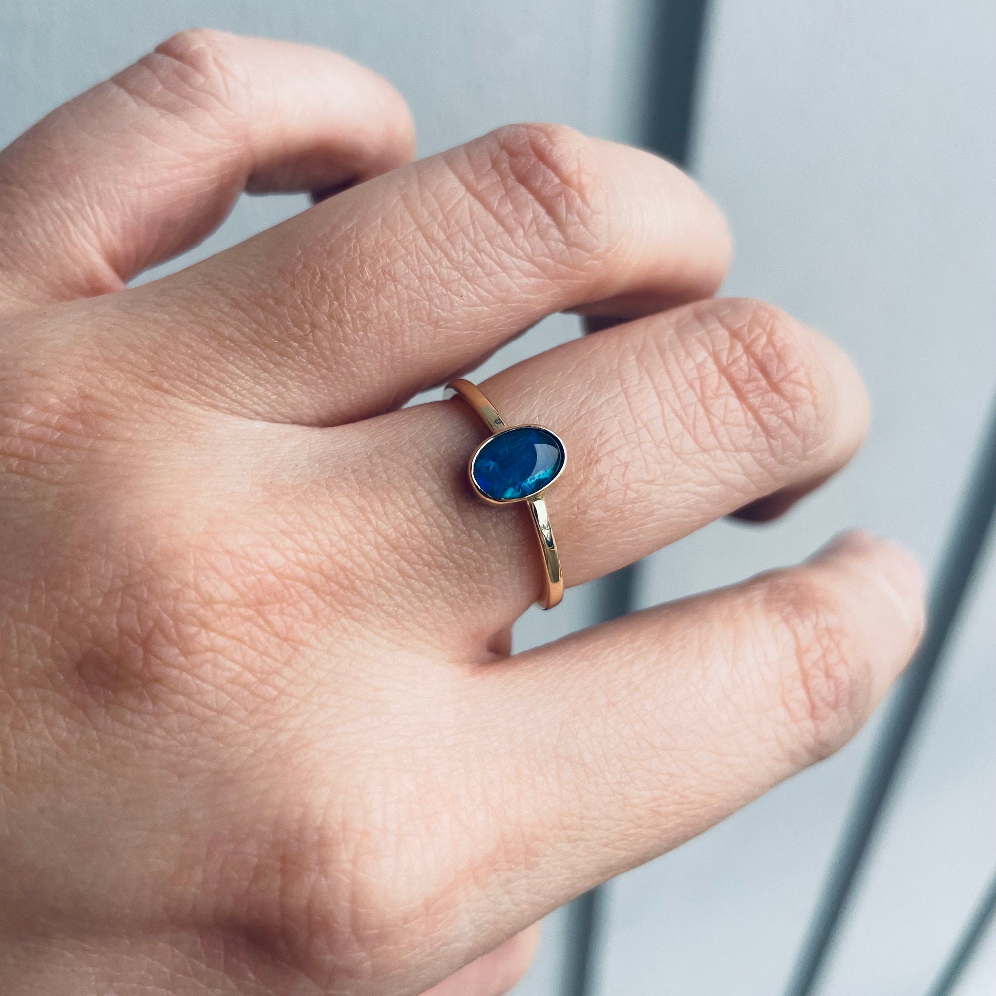 Handsmíðað hringur með bláum opal