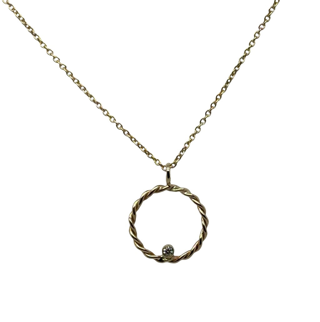 Snúið hringmen með demanti